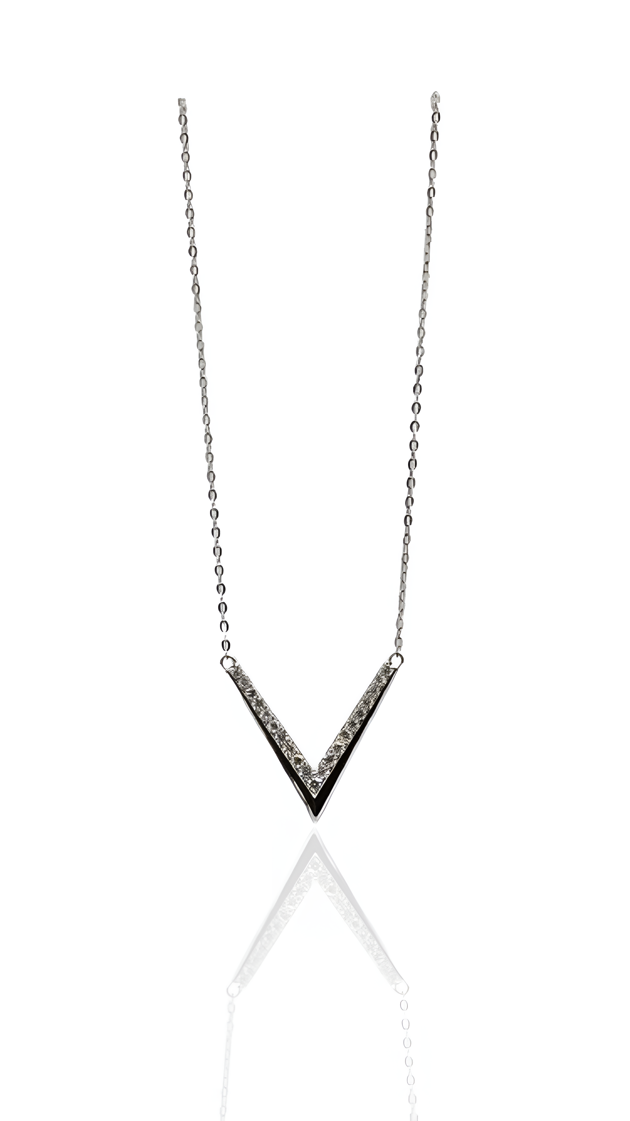 ONE 18K GOLD AND LABGROWN DIAMONDS NECKLACE