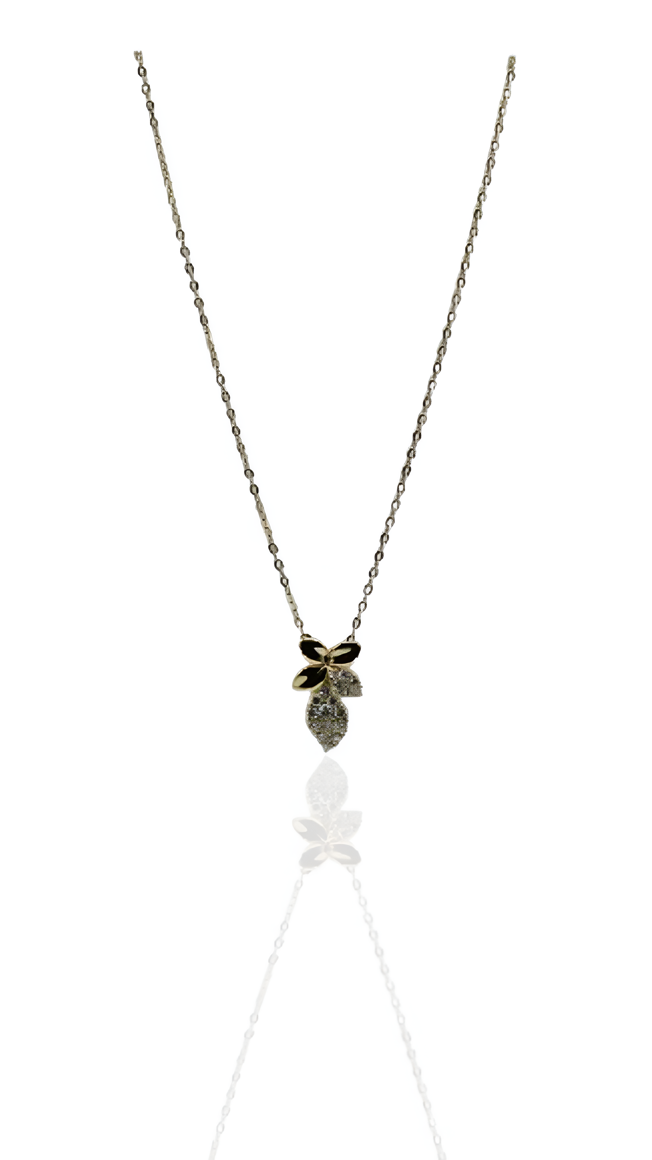 قلادة واحدة من الذهب عيار 18 قيراطًا والألماس المزروع في المختبر