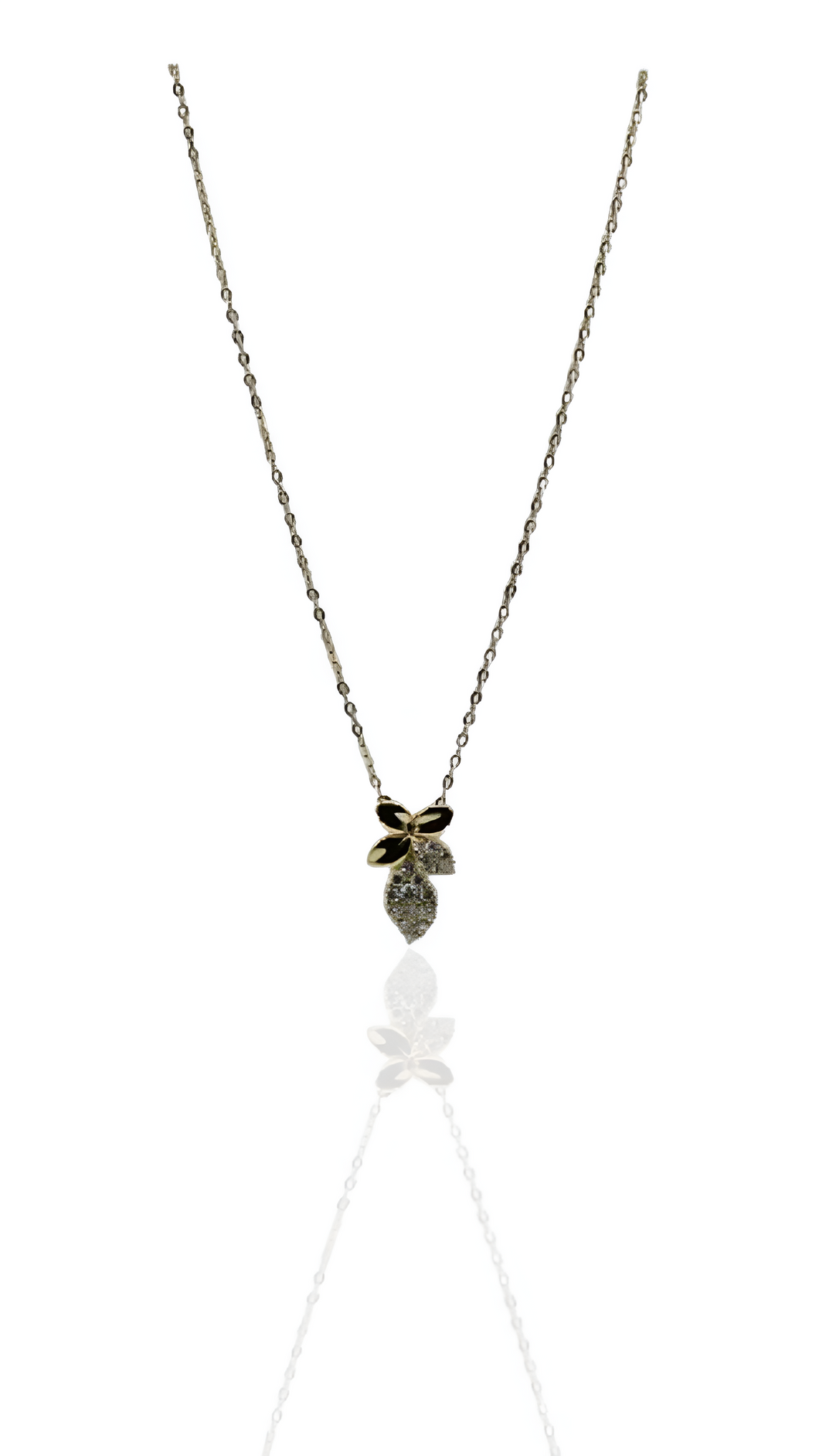 قلادة واحدة من الذهب عيار 18 قيراطًا والألماس المزروع في المختبر