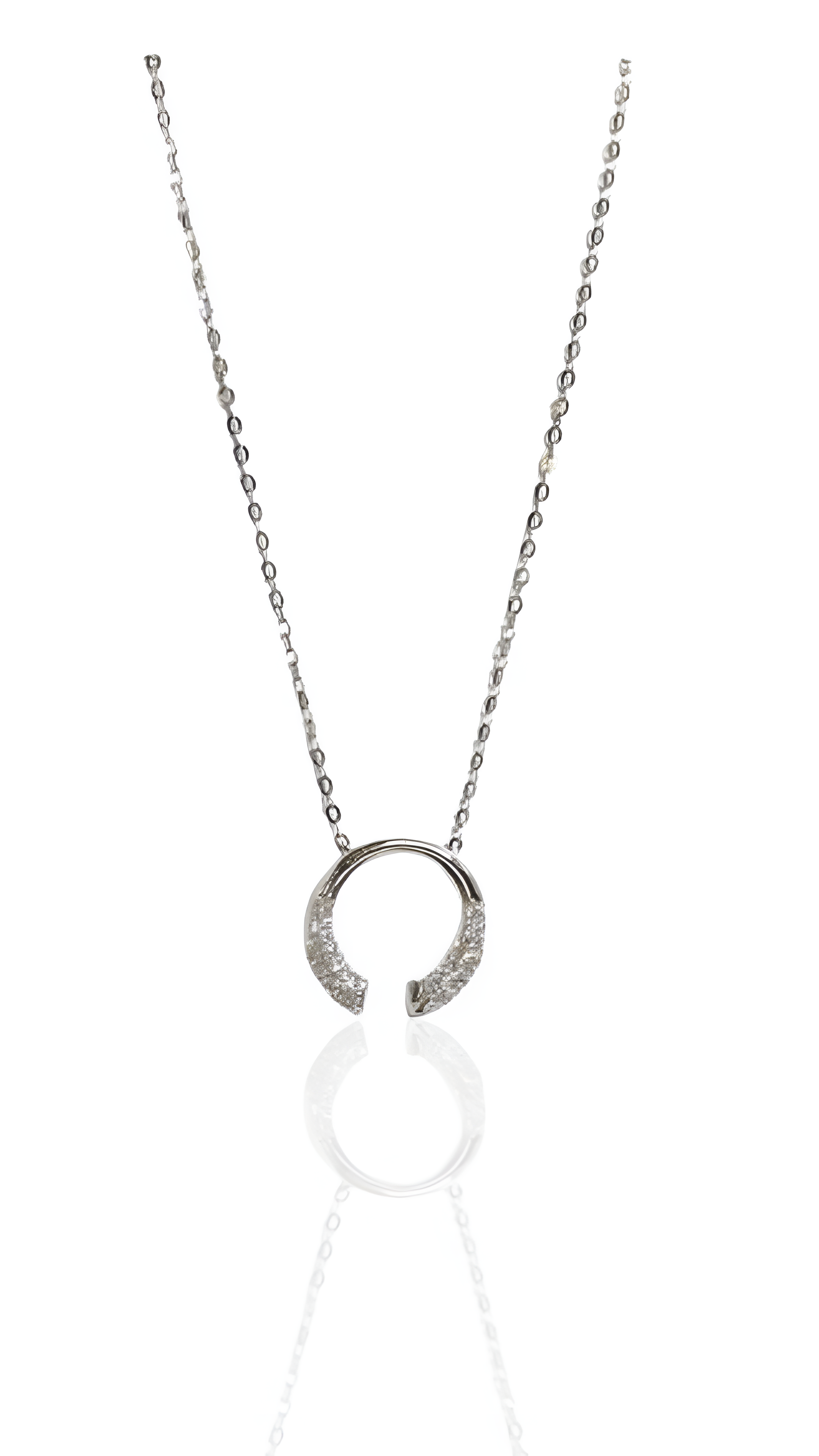 قلادة واحدة من الذهب عيار 18 قيراطًا والألماس المزروع في المختبر