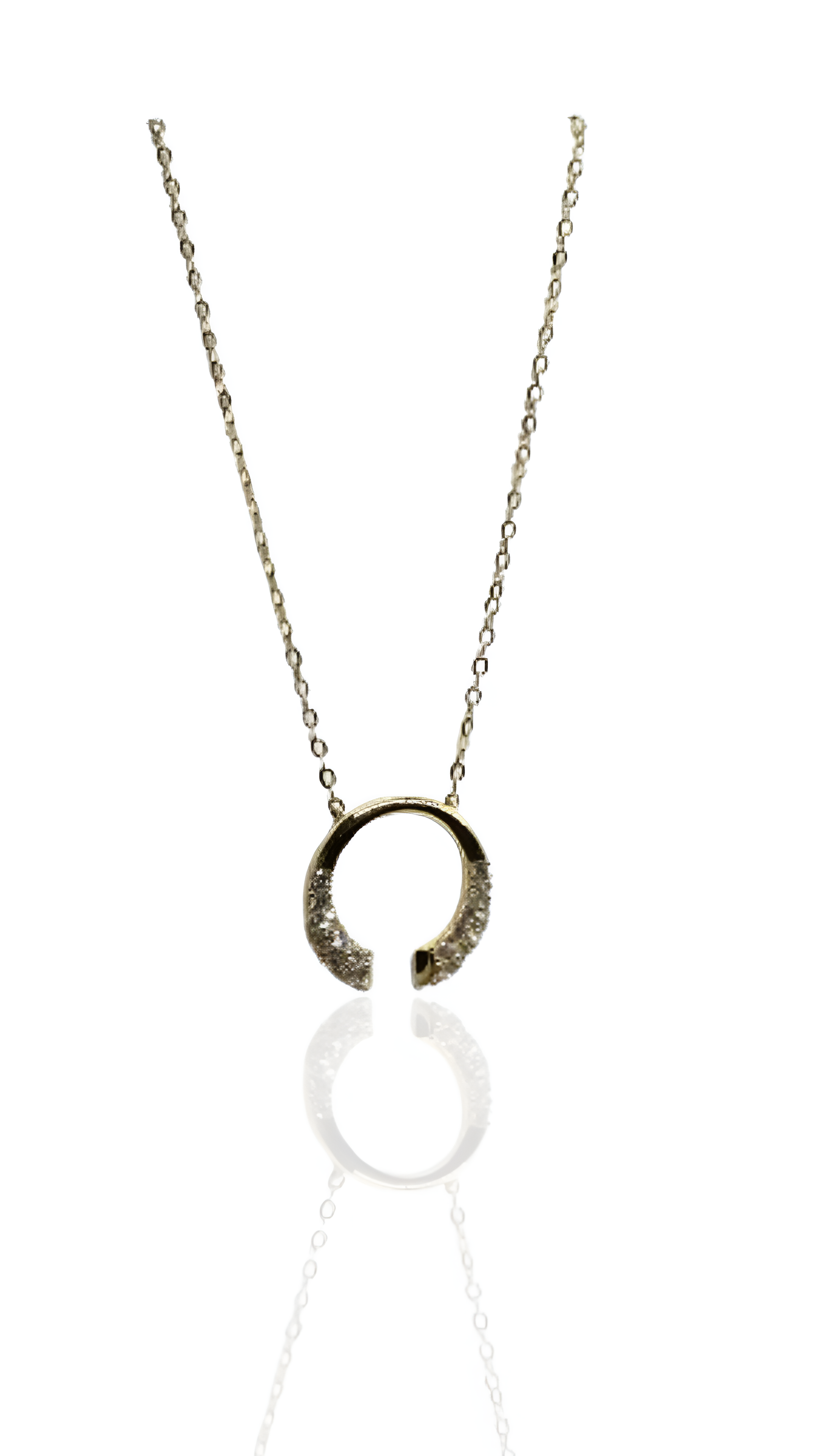 قلادة واحدة من الذهب عيار 18 قيراطًا والألماس المزروع في المختبر