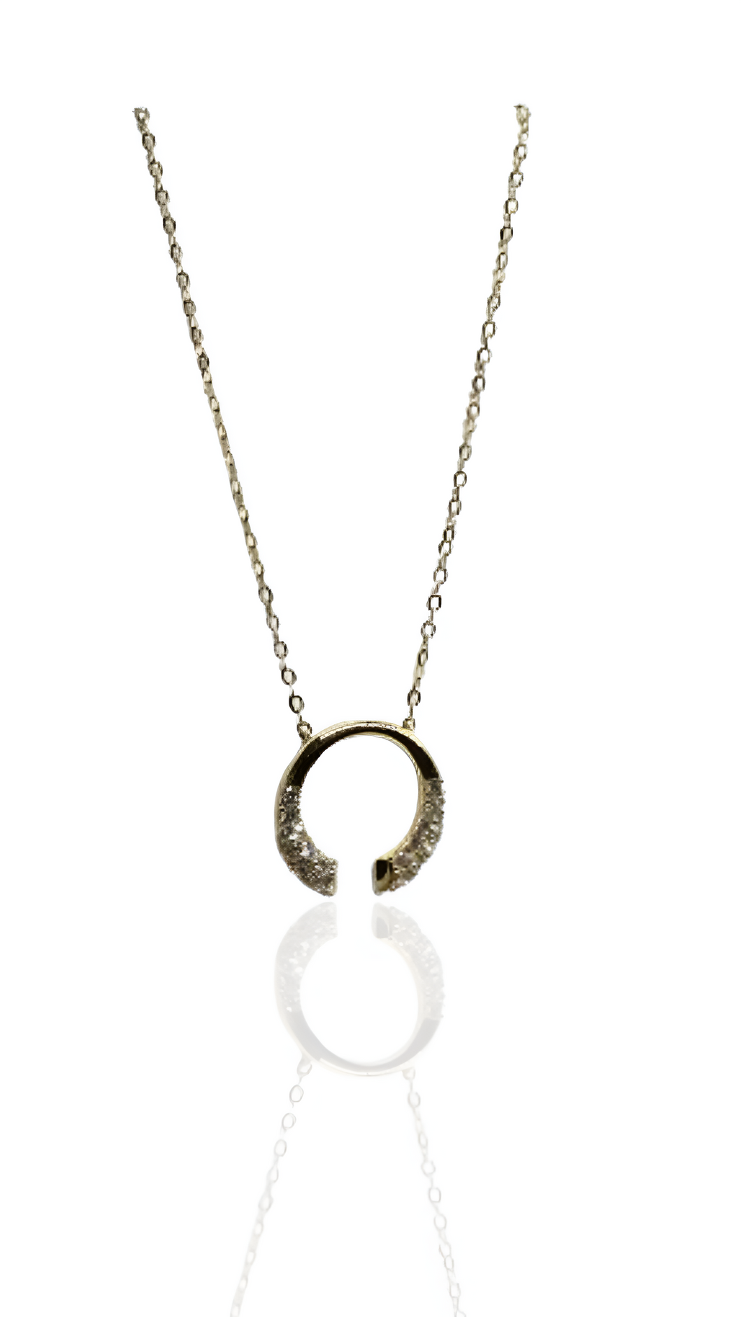 قلادة واحدة من الذهب عيار 18 قيراطًا والألماس المزروع في المختبر